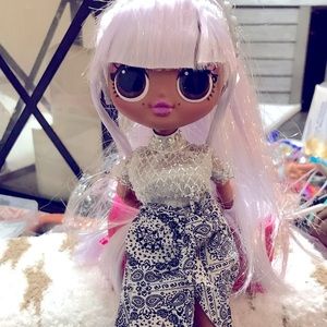 I am selling a lol Doll with cats headband and shoes Including the doll😊